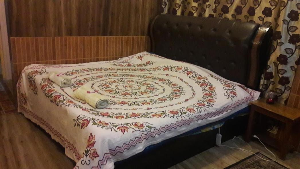 Blooming Dale Hotel Srīnagar Buitenkant foto