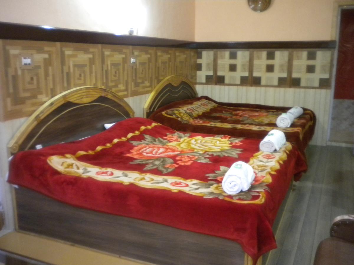 Blooming Dale Hotel Srīnagar Buitenkant foto
