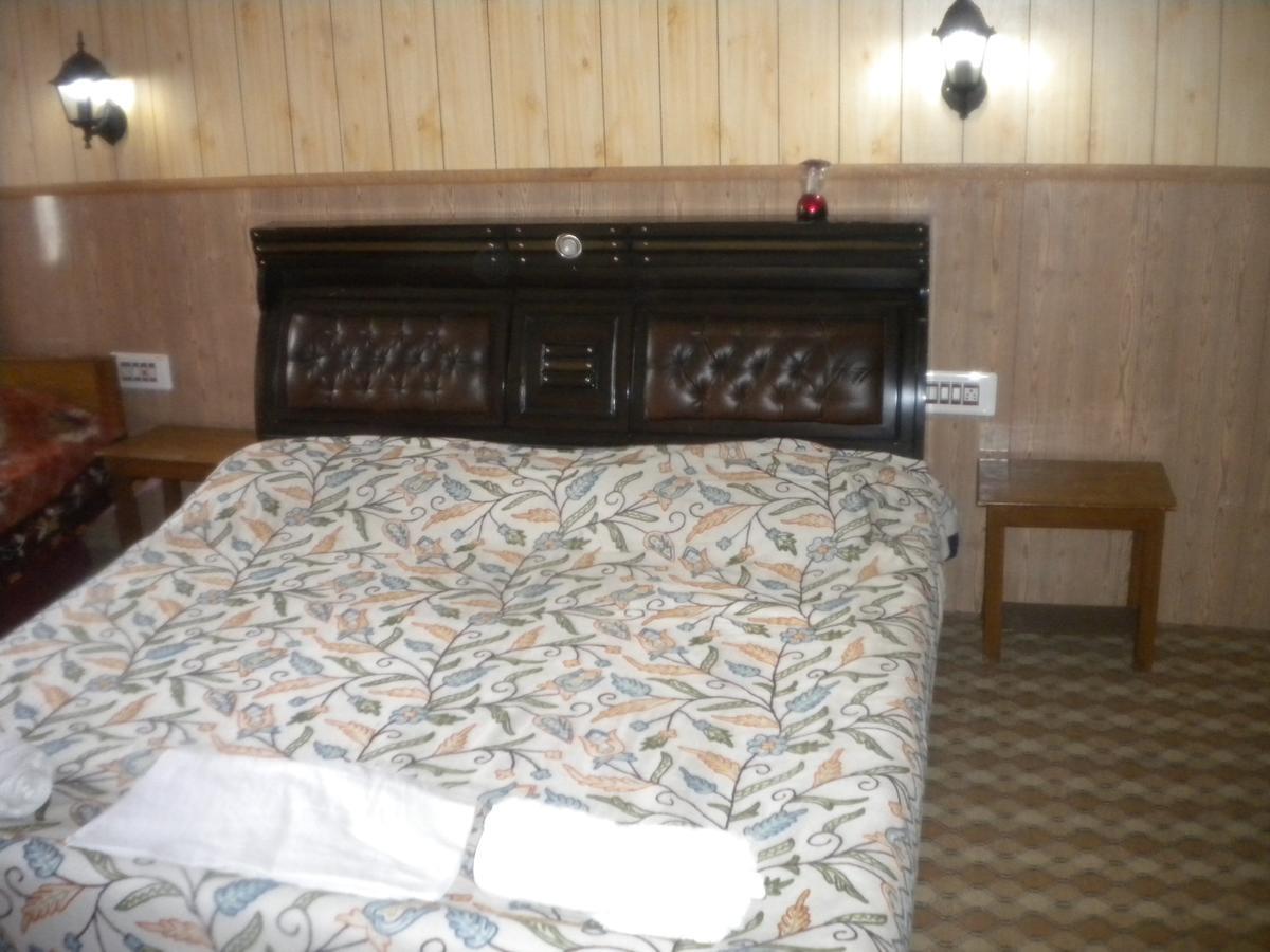 Blooming Dale Hotel Srīnagar Buitenkant foto