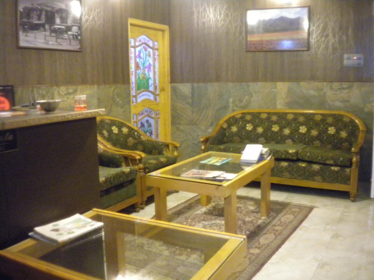 Blooming Dale Hotel Srīnagar Buitenkant foto
