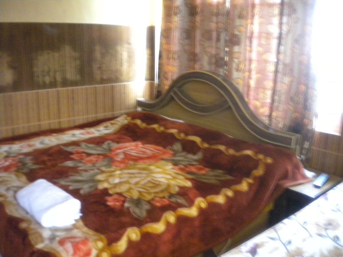 Blooming Dale Hotel Srīnagar Buitenkant foto