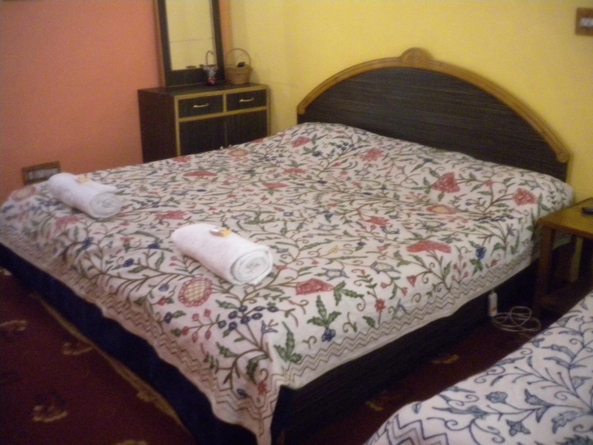 Blooming Dale Hotel Srīnagar Buitenkant foto