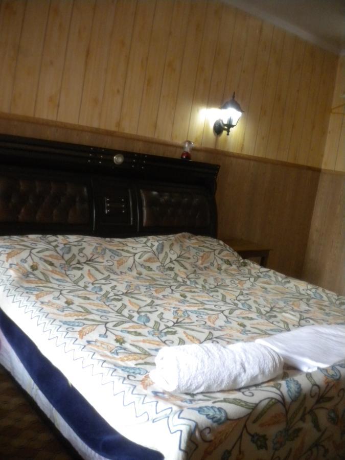 Blooming Dale Hotel Srīnagar Buitenkant foto